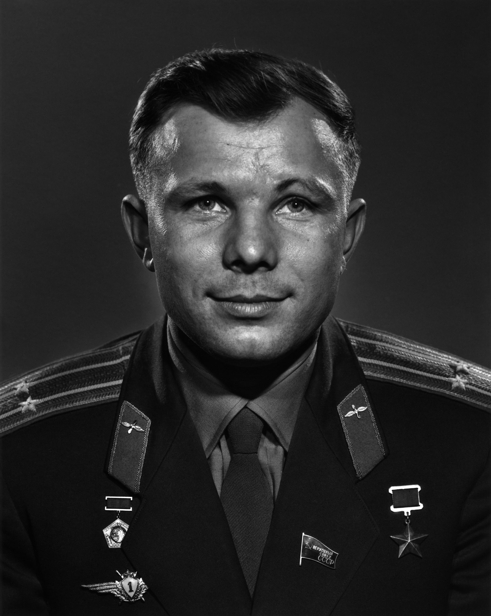 Год рождения ю гагарина. Гагарин летчик испытатель. Портрет Юрия Алексеевича Гагарина.
